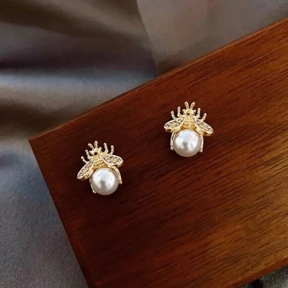 “Queen Bee” Royal Pearl Gold Insect Stud Earrings - Picture 3 of 6